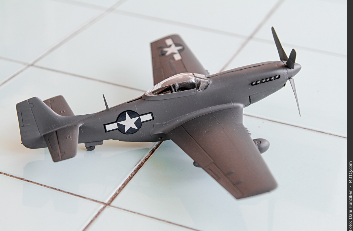 Grau lackierte und fertig beschriftete North American P-51D «Mustang»