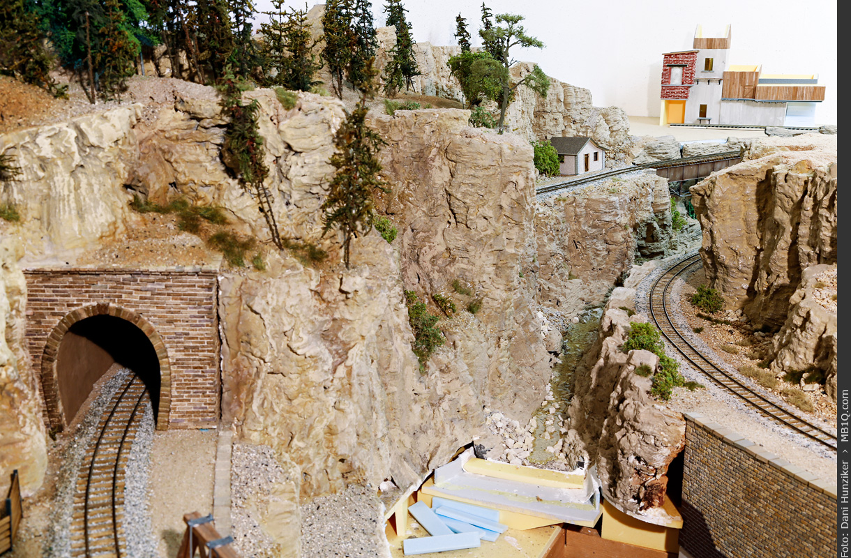 Schlucht mit zwei Eisenbahnlinien, Spur 0n3