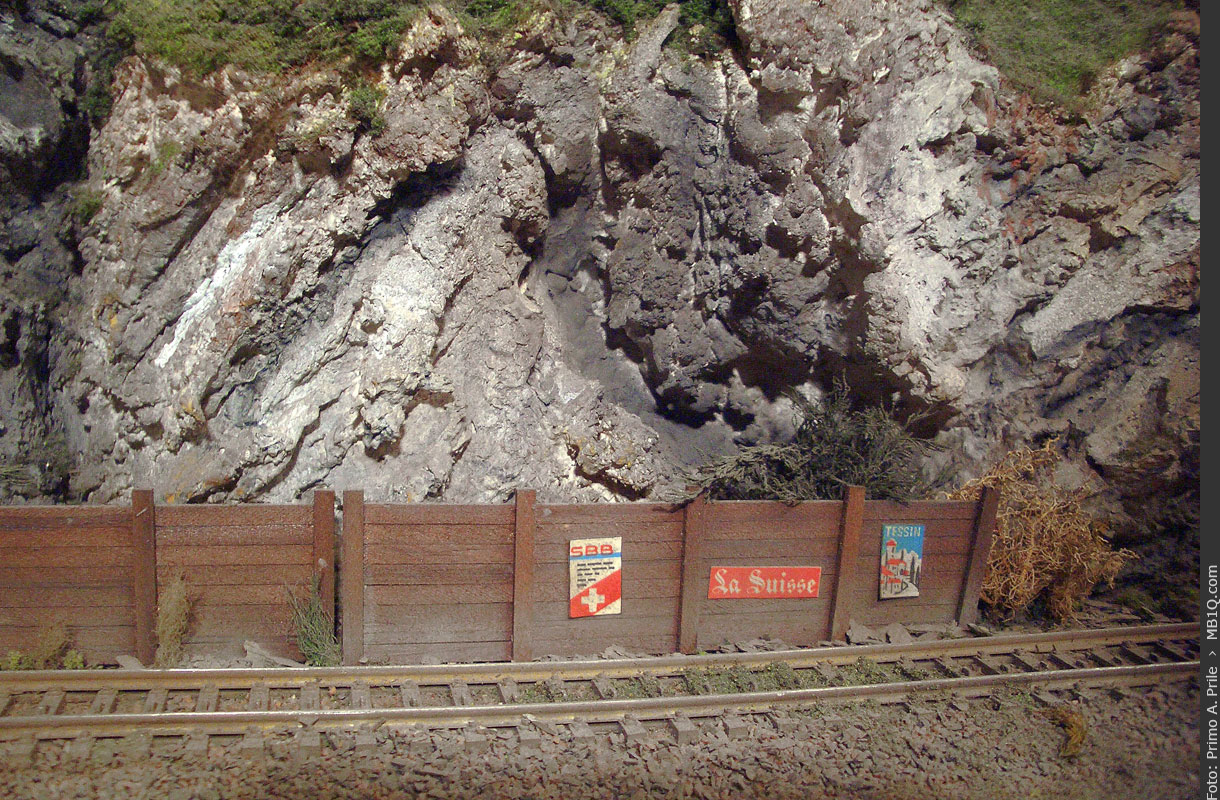 Schutzmauer aus Holz hinter dem Märklin-Geis