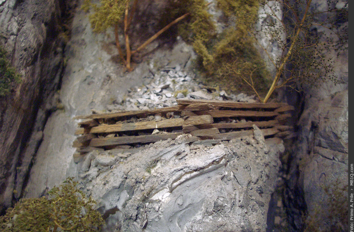 Steinschlagverbau auf einem Felsvorsprung