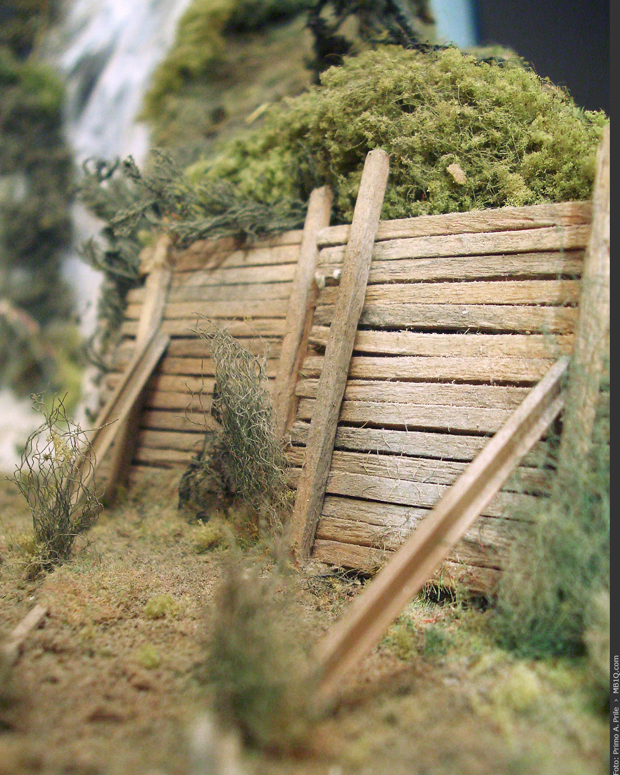 Hölzerne Stützmauer