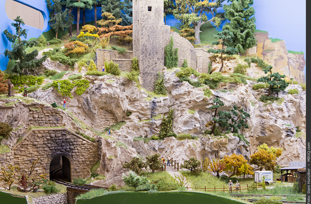 Burgruine auf Felswand