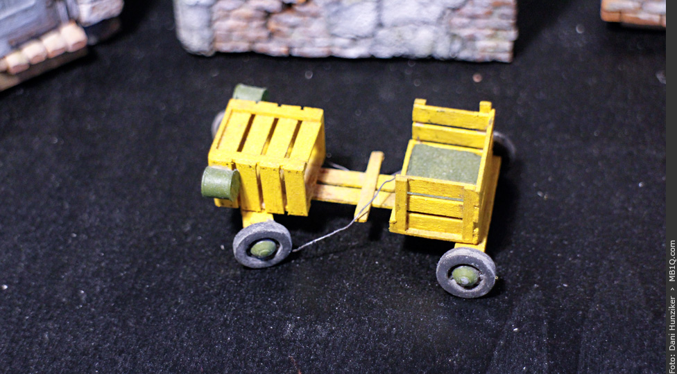 Gelbe Seifenkiste im Massstab 1;35