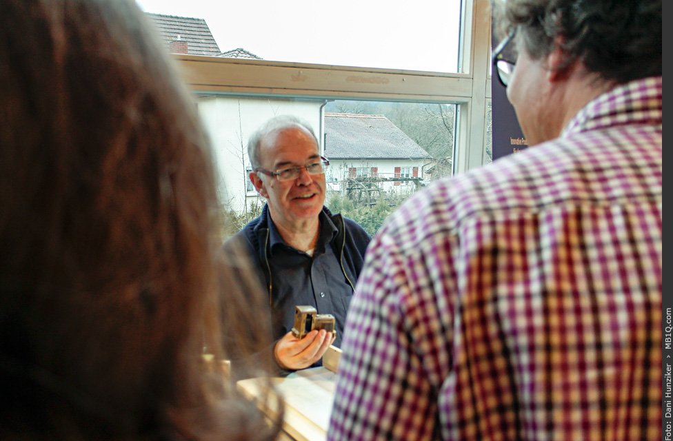 Marcel Ackle im Gespräch mit Interessierten, Stetten/Donau