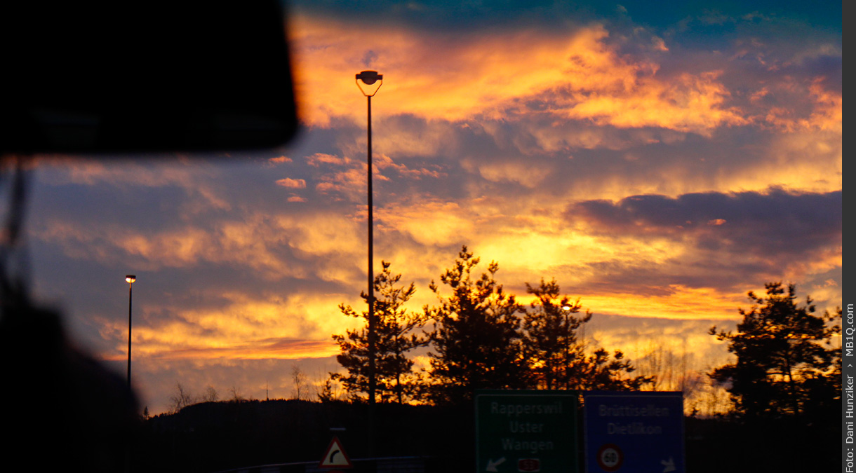 Sonnenuntergang auf der Autobahn