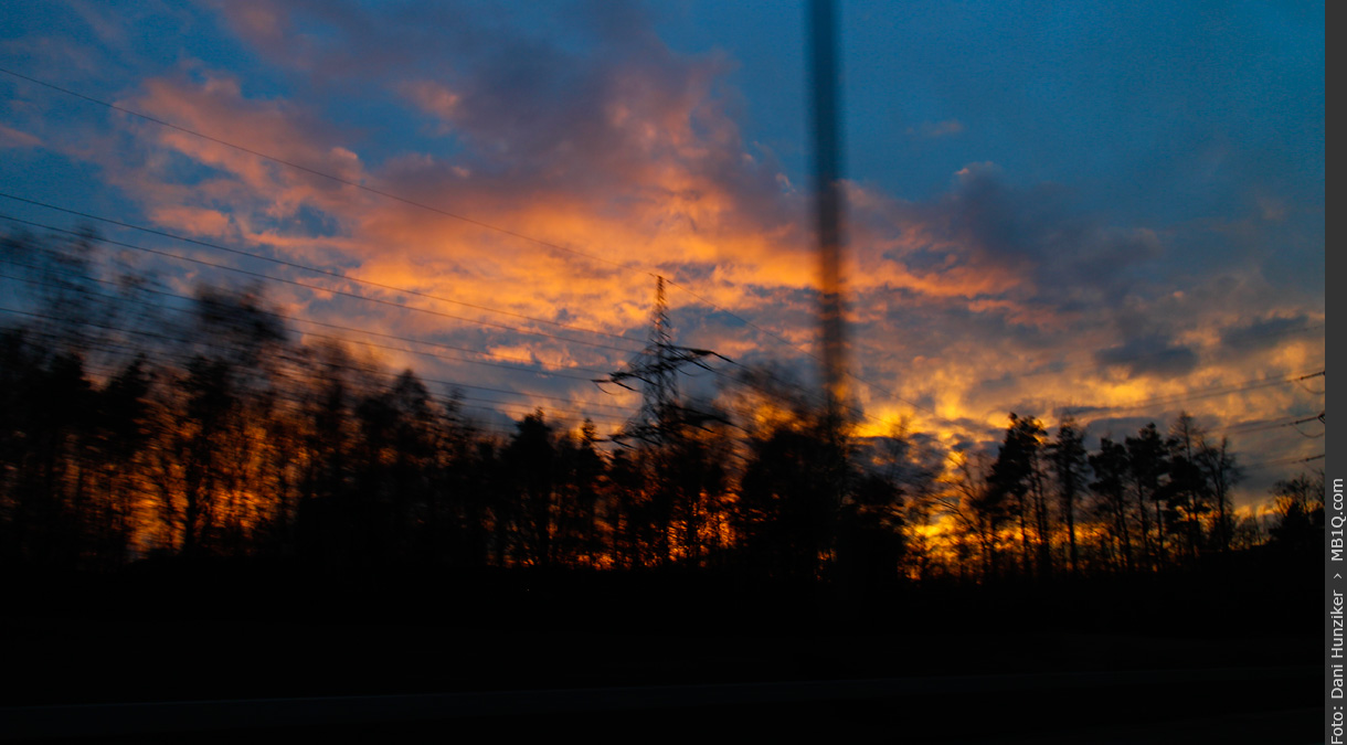 Sonnenuntergang aus dem fahrenden Auto