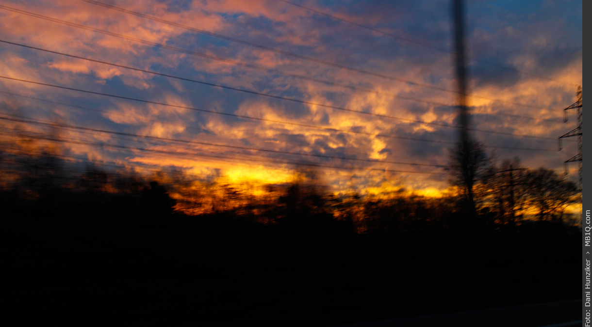 Sonnenuntergang aus dem fahrenden Auto