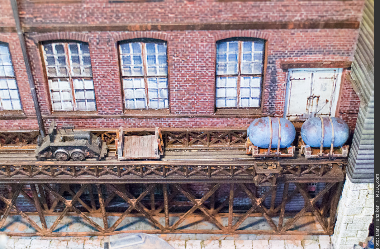 Grubenbahn mit zwei Gaswagen auf dem Diorama «La Rose Harbour»