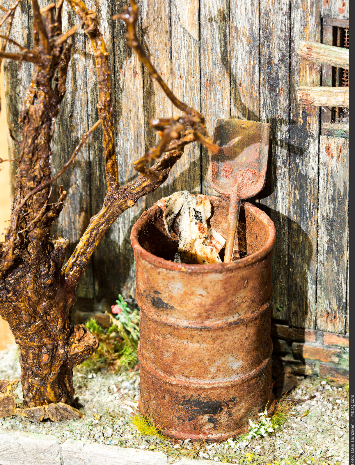 Verrostetes Ölfass + Schaufel