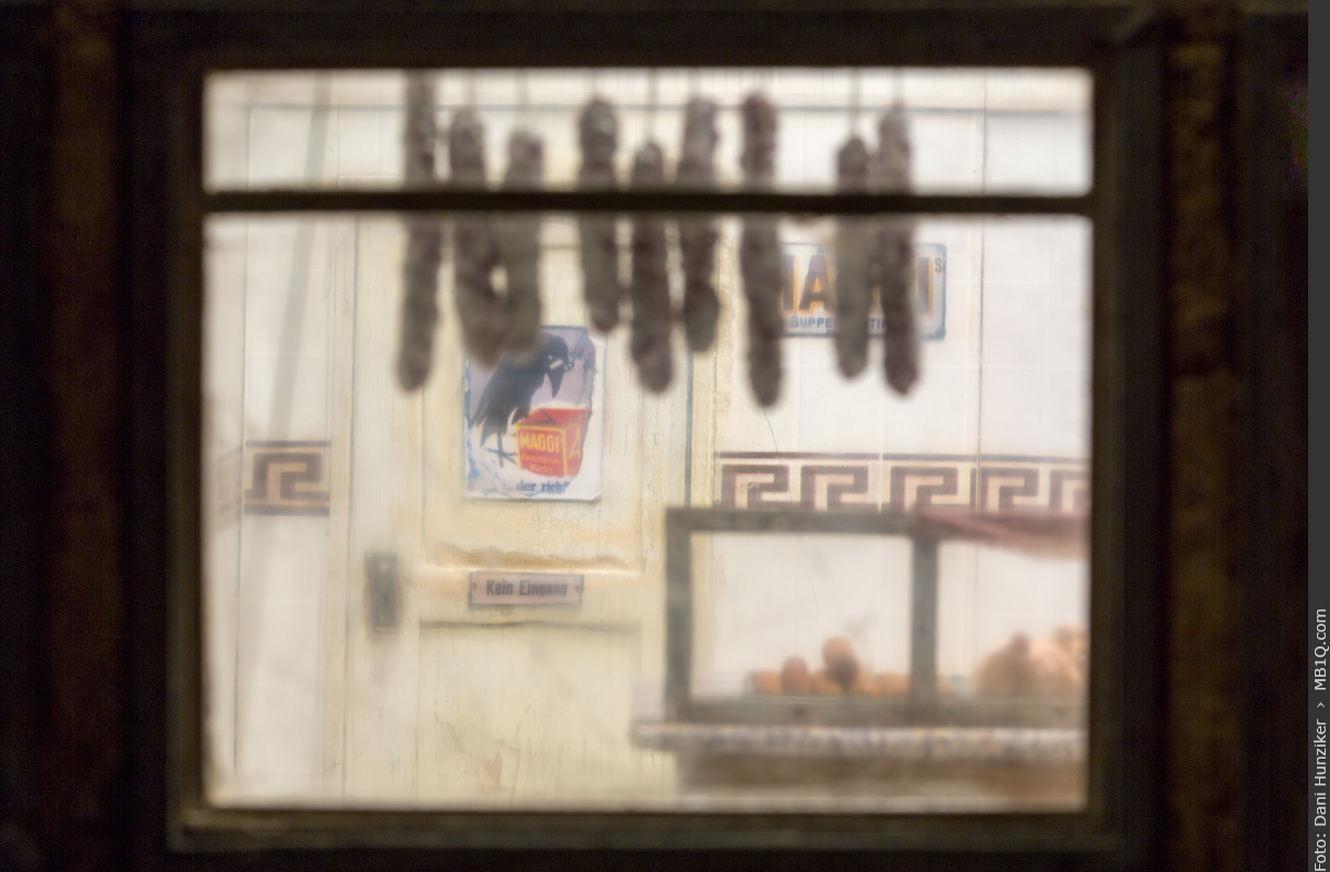 Blick durchs Schaufenster in die Metzgerei Hensel