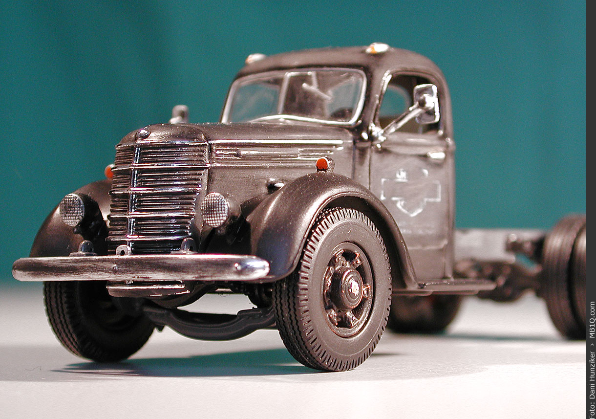 Behandlung des Autolacks mit dem Glasfaserstift