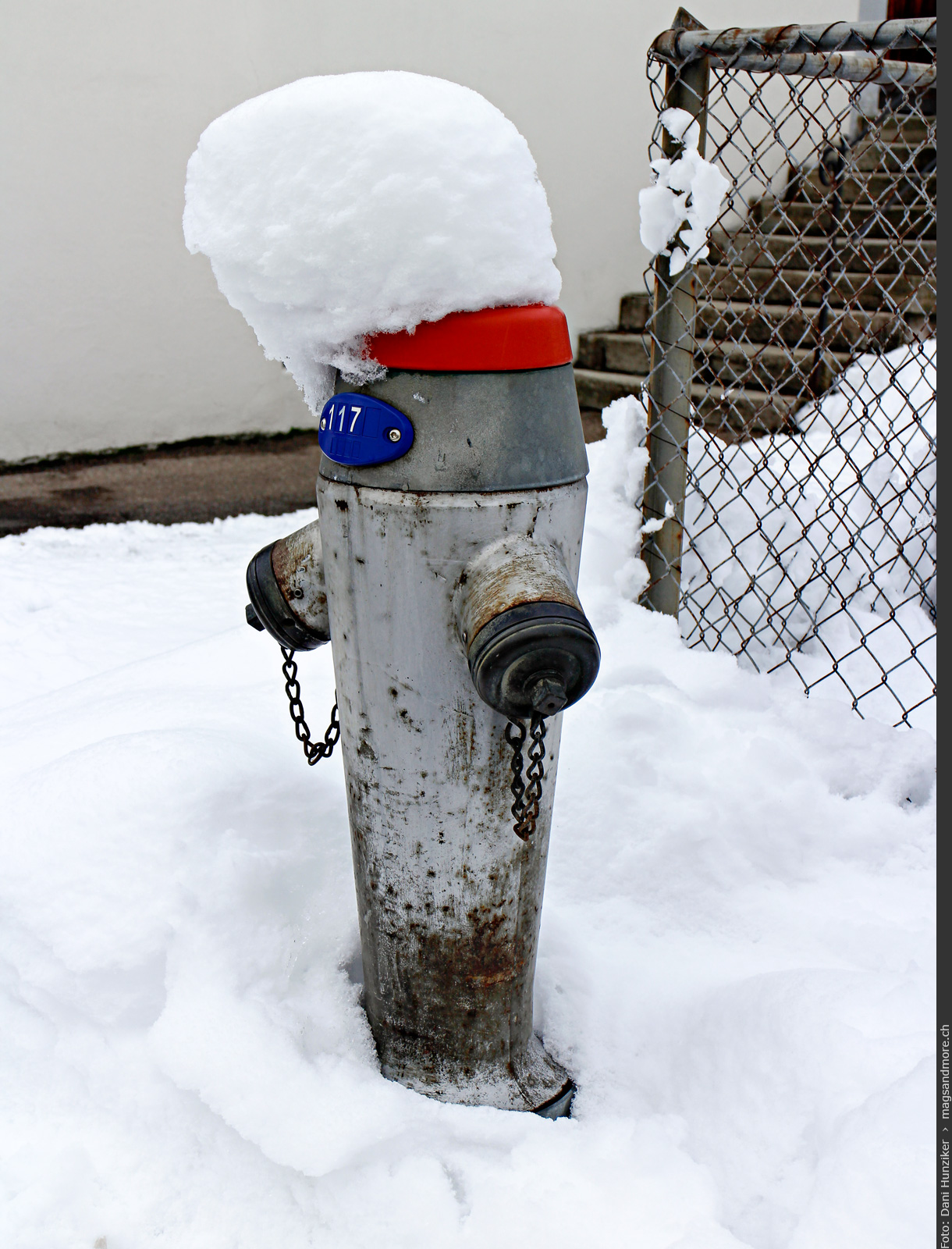 Hydrant mit Schneehut, Weiningen