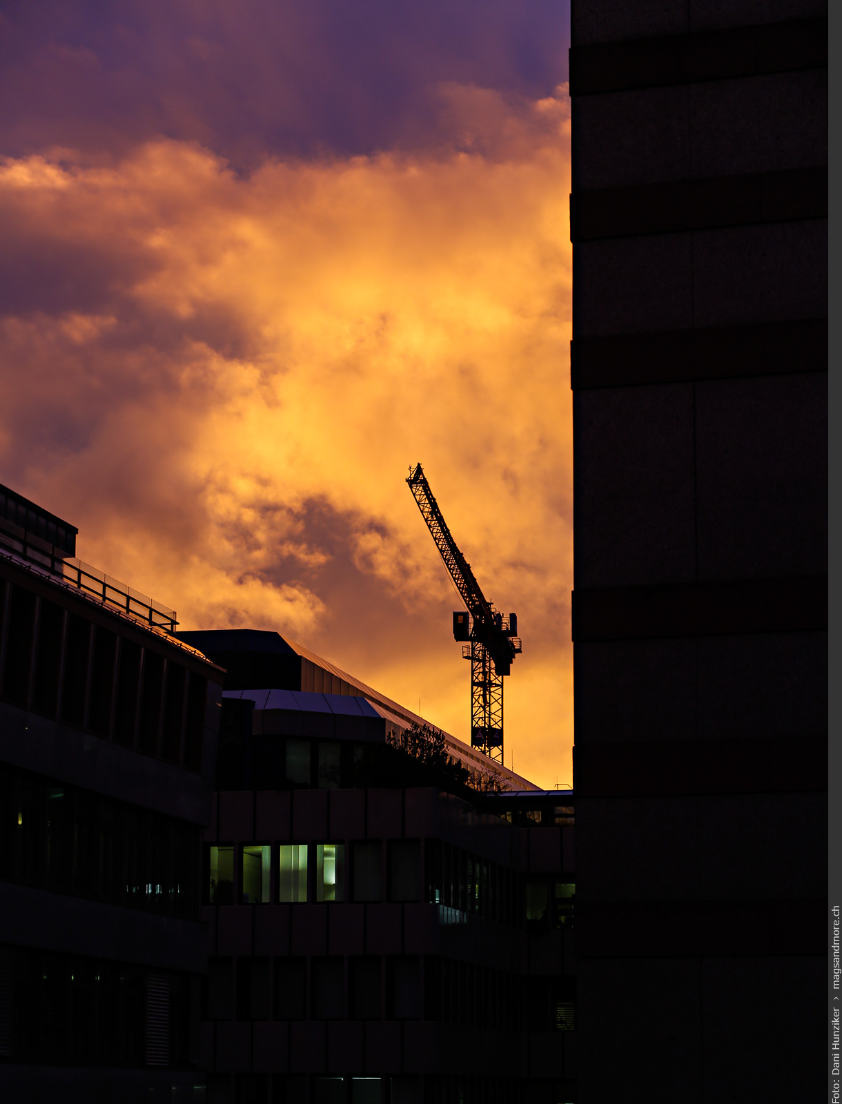 Kran im Abendrot, aus dem Bürofenster fotografiert
