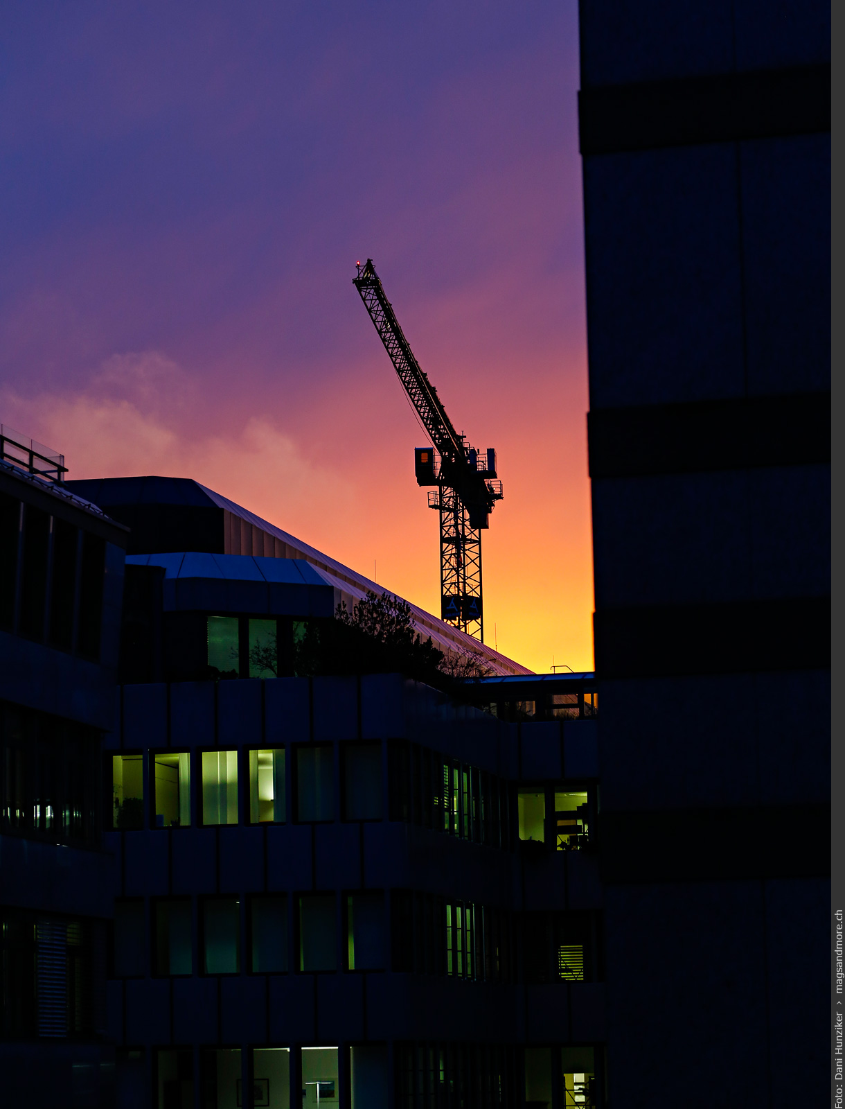 Kran im Abendrot, aus dem Bürofenster fotografiert