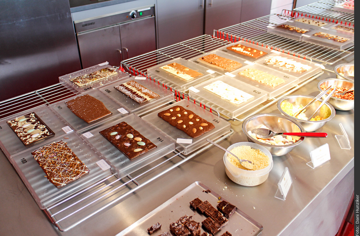 Schoggi-Giessen bei Chocolat Frey