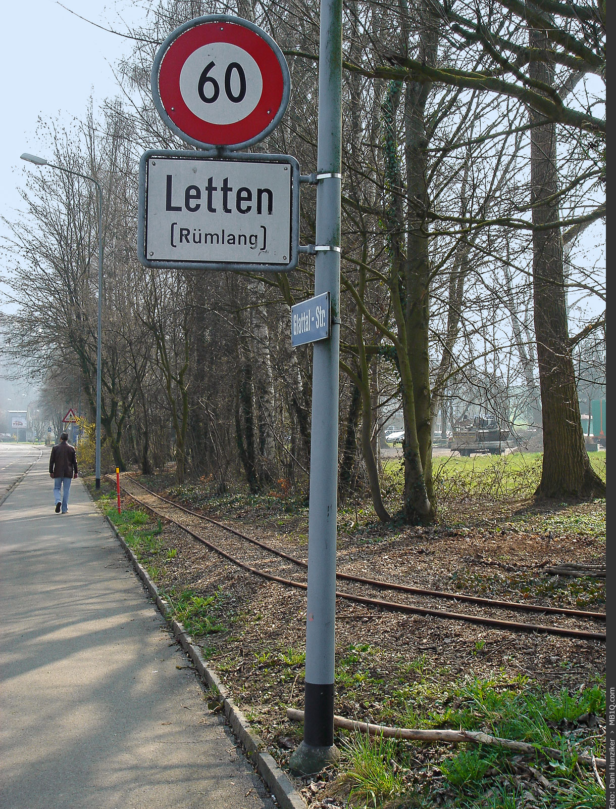 Glattalstrasse + Ortstafel «Rümlang-Letten»