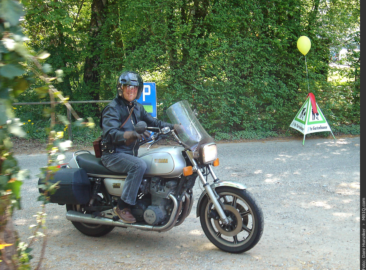 Pierre Matthey auf seiner alten Yamaha, Rümlang-Letten