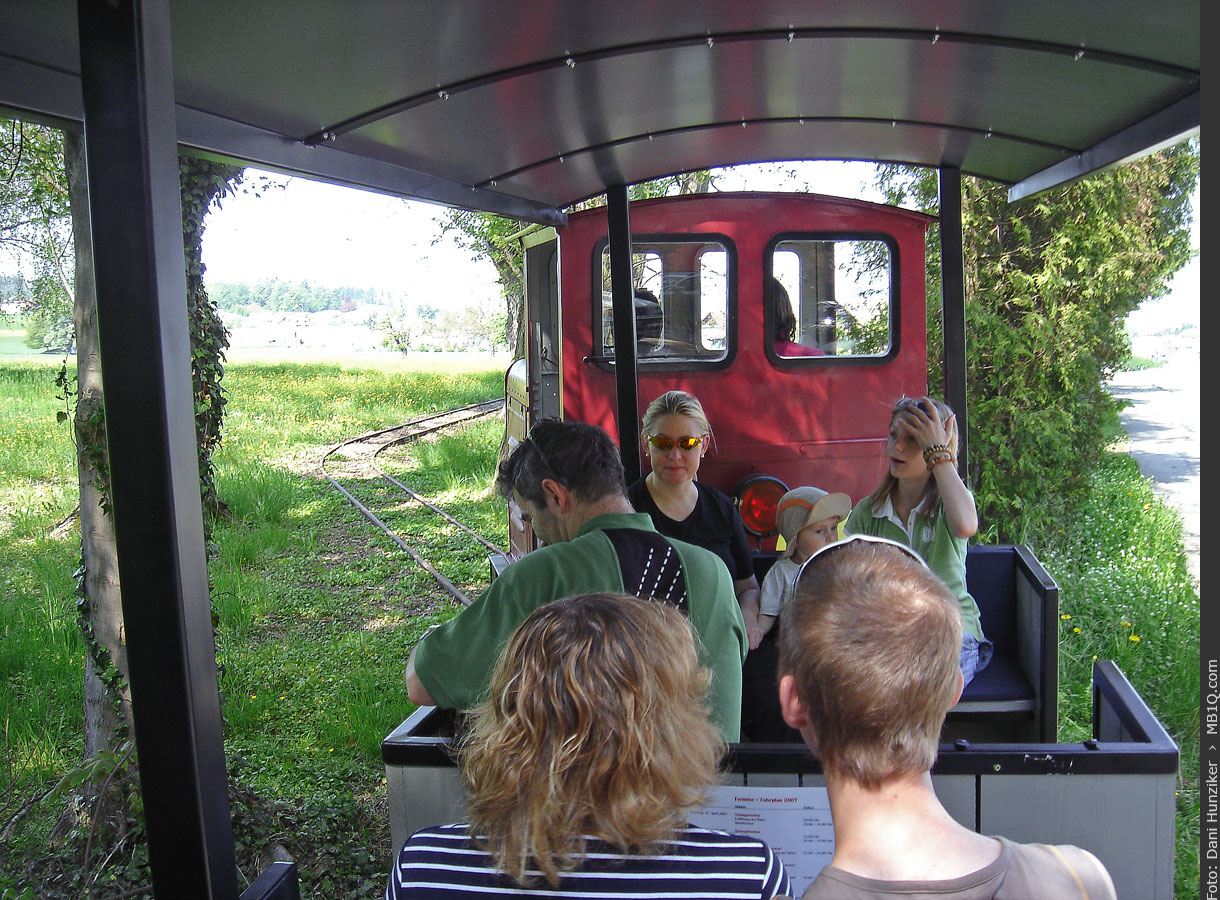 Feldbahnzug mit Touristen auf der Parkbahn Letten, Rümlang
