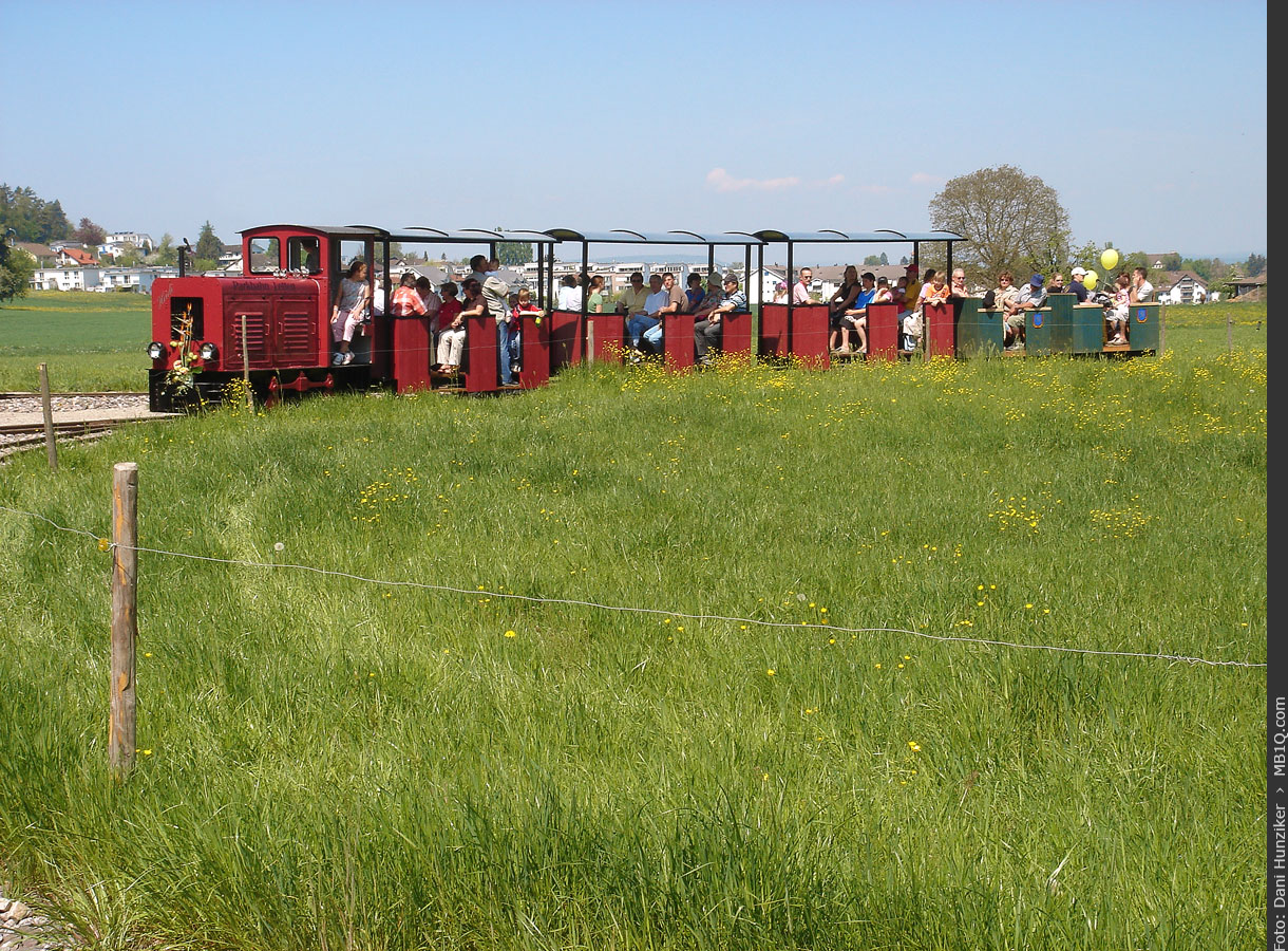 Feldbahnzug auf der Rundstrecke der Parkbahn Letten, Rümlang