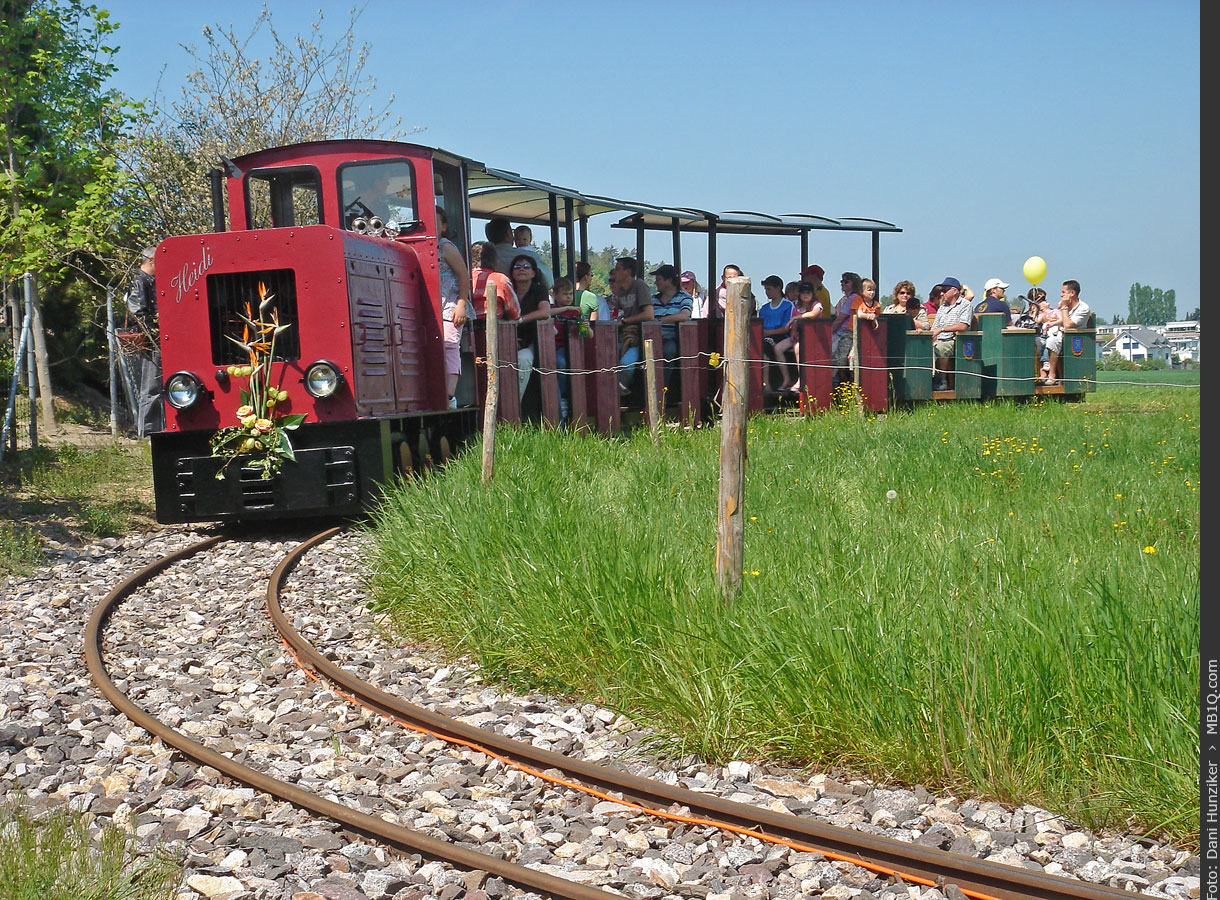 Feldbahnzug auf dem Gelände der Juchler Tobias AG, Rümlang-Letten