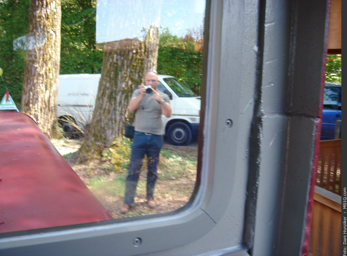 Markus Brunner beim Fotografieren der Feldbahnlok, Rümlang-Letten